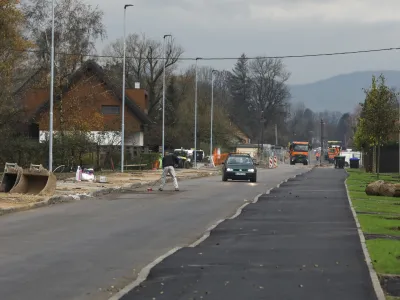 - 09.11.2022 – Prenova ceste v naselju Črna vas - zaprta cesta na odseku od Ižanske ceste do Brglezovega štradona – ureditev vodovoda, kanalizacije, plinovoda, električne in telekomunikacijske napeljave, javne razsvetljave, pločnika, kolesarske steze in vozišča //FOTO: Luka Cjuha