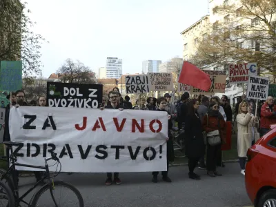 - 07.04.2023 - Protestni shod iniciative Glas ljudstva na Svetovni dan zdravja - Pohod za javno zdravstvo z Javno tribuno –zahtevali interventni zakon, v katerem predlagajo rešitve za krepitev javnega zdravstva - paket dveh zakonskih sprememb, ukinitev dopolnilnega zdravstvenega zavarovanja in predlog za pravičnejši davek - protest //FOTO: Luka Cjuha