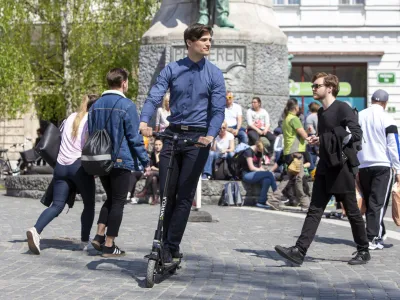 Na površinah, namenjenih pešcem, smete voziti s hitrostjo, prilagojeno hitrosti pešcev.