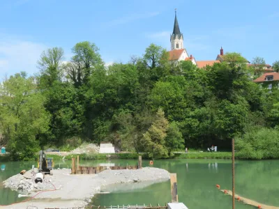 Nova večnamenska pot ob Težki vodi bo preko nastajajoče brvi med Loko in Kandijo (na sliki), ki bo zgrajena do konca leta, velik dela zaledja povezala z mestnim jedrom. 