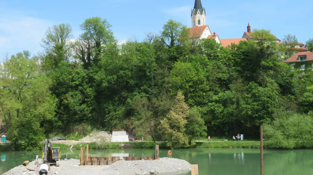 Nova večnamenska pot ob Težki vodi bo preko nastajajoče brvi med Loko in Kandijo (na sliki), ki bo zgrajena do konca leta, velik dela zaledja povezala z mestnim jedrom. 