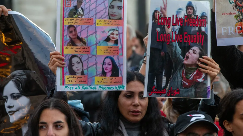 28 September 2022, United Kingdom, London: People stage protests in Piccadilly Circus for Mahsa Amini who was killed by morality police in Iran after being detained for breaching hijab-wearing laws. Photo: Tayfun Salci/ZUMA Press Wire/dpa