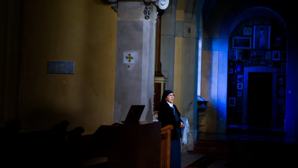 simbolična fotografija, katolika cerkev, nuna, religija, vera, verstvo, - 31.10.2013 - Frančikanski samostan Sveta Gora nad Novo Gorico - romarsko srediče nad Solkanom - maa vsem padlim partizanom,taboričnikom, tigrovcem in drugim rtvam 2. svetovne vojne.     //FOTO: Bojan Velikonja