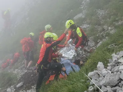 Zahtevno gorsko reševanje izpod Storžiča v gosti megli. F GRS Kranj