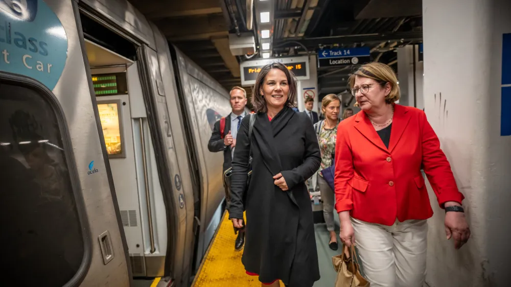 15 September 2023, US, New York: German Foreign Minister Annalena Baerbock, walks next to Ambassador of Germany to the United Nations Antje Leendertse upon arrival at New York Pennsylvania Station. Photo: Michael Kappeler/dpa