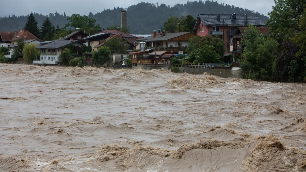 - Deroča reka Sava Tacen.- 04.08.2023. Močno deževje in hude ujme so zajele vso Slovenijo in povzročile hude poplave, plazove in zastoje v prometu..//FOTO: Bojan Velikonja