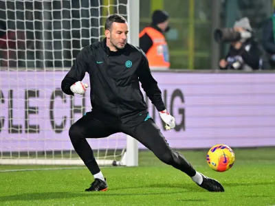 ﻿Soccer Football - Serie A - Atalanta v Inter Milan - Stadio Atleti Azzurri, Bergamo, Italy - January 16, 2022 Inter Milan's Samir Handanovic during the warm up before the match REUTERS/Alberto Lingria