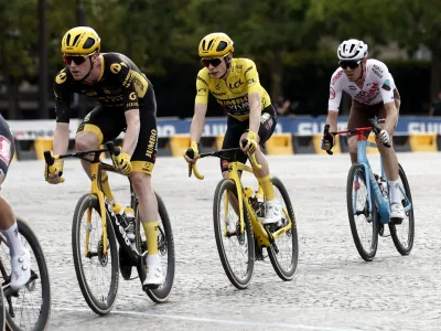 Cycling - Tour de France - Stage 21 - Saint-Quentin-En-Yvelines to Paris Champs-Elysees - France - July 23, 2023 Team Jumbo–Visma's Jonas Vingegaard and Team Jumbo–Visma's Nathan Van Hooydonck in action with riders during stage 21 REUTERS/Benoit Tessier