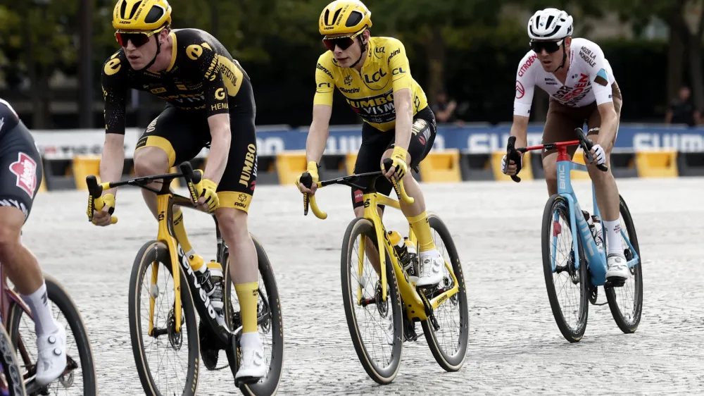 Cycling - Tour de France - Stage 21 - Saint-Quentin-En-Yvelines to Paris Champs-Elysees - France - July 23, 2023 Team Jumbo–Visma's Jonas Vingegaard and Team Jumbo–Visma's Nathan Van Hooydonck in action with riders during stage 21 REUTERS/Benoit Tessier