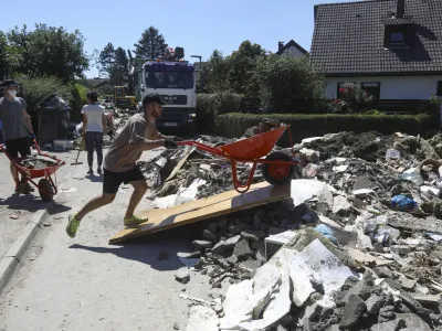 Ljubljana Sneberje- odpravljanje posledic poplav – sanacija škode -- 14.08.2023 - Dan solidarnosti in dela prost dan - najhujša naravna ujma v zgodovini Slovenije - prizadeti dve tretjini države - ujma - poplave – zemeljski plazovi – neurja – prostovoljci - //FOTO: Luka Cjuha