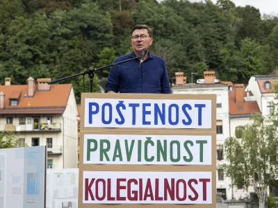 Ljubljana, Novi trg.<br>Shod za znanost v podporo strokovnim sodelavkam in sodelavcem, ki si kot nelocljivi del raziskovalnih skupin zasluzijo posteno placilo za svoje delo.<br>Direktor ZRC SAZU Oto Luthar.