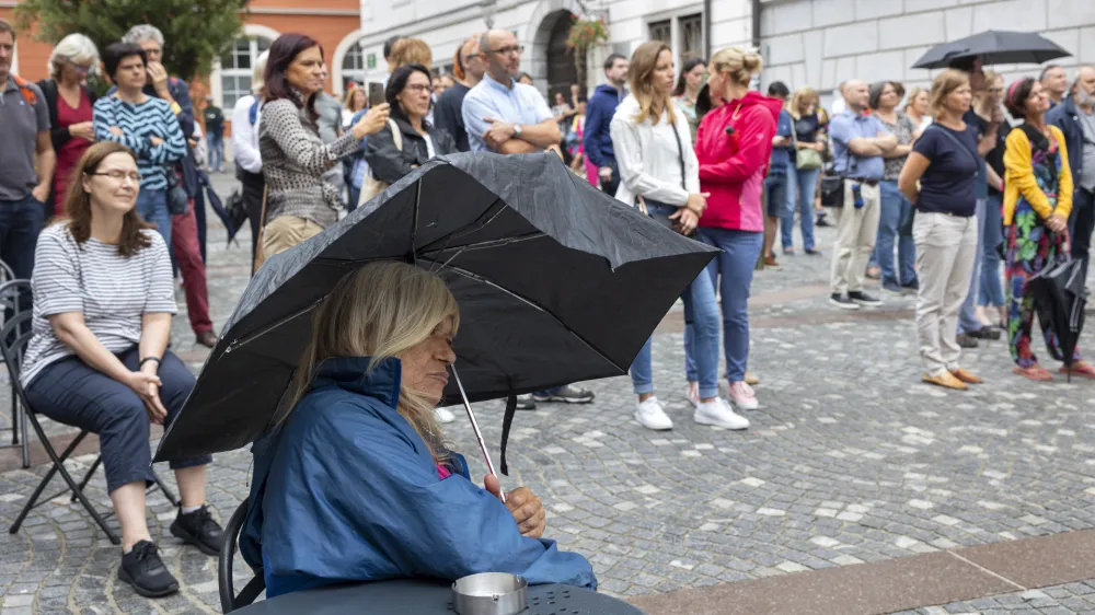 Ljubljana, Novi trg.<br>Shod za znanost v podporo strokovnim sodelavkam in sodelavcem, ki si kot nelocljivi del raziskovalnih skupin zasluzijo posteno placilo za svoje delo.