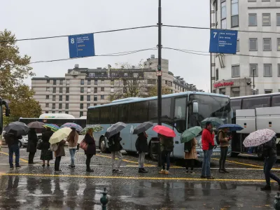 V prihodnosti se ne bo več dogajalo, da potnik pripotuje v en kraj, iz njega pa ne more nadaljevati poti v drug kraj. Vozni redi se bodo med koncesionarji uskladili, zagotavljajo v Združenju za promet pri GZS. Foto: Luka Cjuha 