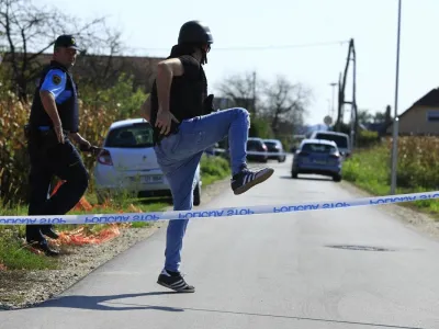 Policisti so povsem obkolili zaselek, tudi domačinom je bilo gibanje onemogočeno.