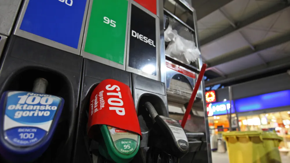  PETROL bencinski servis - črpalka- podraitev bencina - cene goriv na bencinskih //FOTO: Luka Cjuha