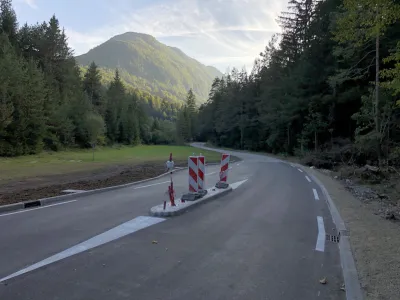 V dolini Vrata že postavljajo zapornico, s katero bodo omejili dostop z avtomobili.