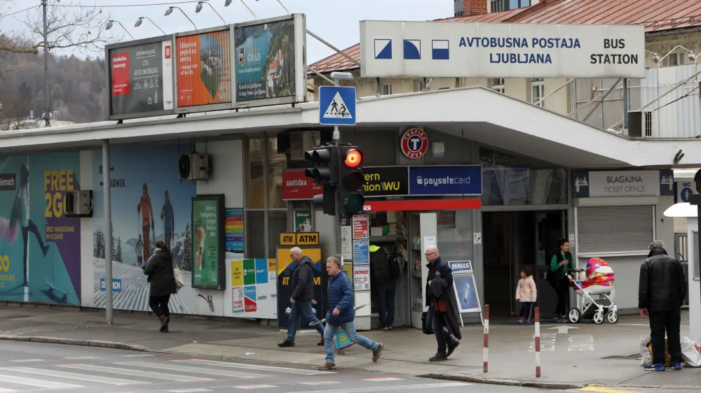 Z likvidacijo podjetja AP Ljubljana bi njegovi lastniki prejeli več, kot če bi sprejeli prevzemno ponudbo Slovenskih železnic. Na fotografiji dotrajana ljubljanska avtobusna postaja, ki jo upravlja AP Ljubljana. Foto: Tomaž Skale 