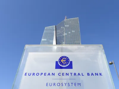 FILED - 07 September 2016, Hessen, Frankfurt/Main: The headquarters of the European Central Bank (ECB) in Frankfurt am Main (Hesse) protrudes from behind a stele with the ECB logo. Banks in the eurozone need to prepare better in view of the looming financial risks of climate change, warned the European Central Bank (ECB) on Friday. Photo: Arne Dedert/dpa