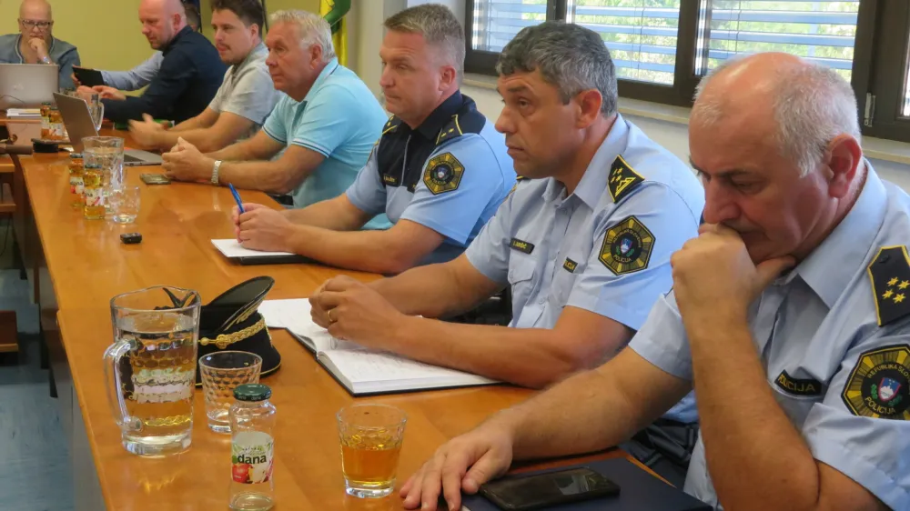 Tudi policija poziva krajane Škocjana, naj varnostne dogodke prijavljajo. Na sliki drugi z desne direktor Policijske uprave Novo mesto Igor Juršič. F Dragana Stanković