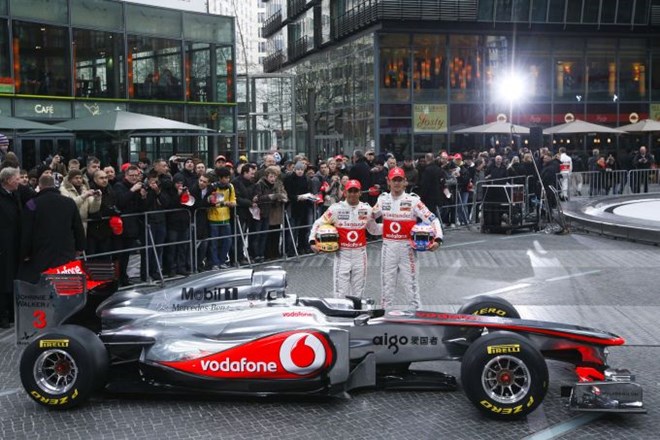 Novi dirkalnik je moštvo McLarna predstavilo v Berlinu.