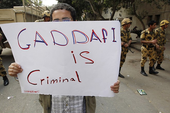 Gadafi preklel povzročitelje nemirov, medtem so tuje družbe ustavile črpanje nafte