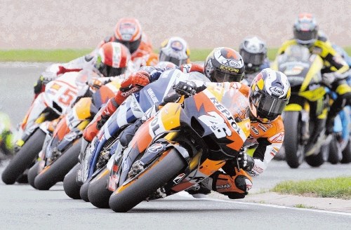 Trojica motociklistov se je za zmago borila od prvega do  zadnjega kroga, najbolj spreten je bil Dani Pedrosa (v  ospredju).