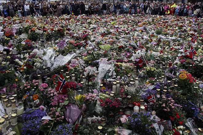 "Pohod z vrtnicami": Na tisoče ljudi v Oslu se spominja žrtev petkovih napadov