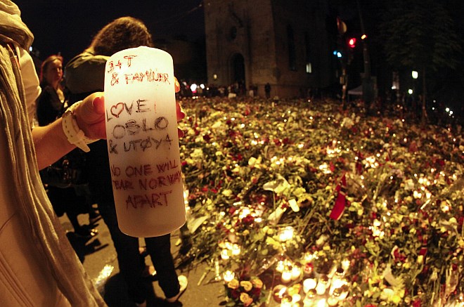 "Pohod z vrtnicami": Na tisoče ljudi v Oslu se spominja žrtev petkovih napadov