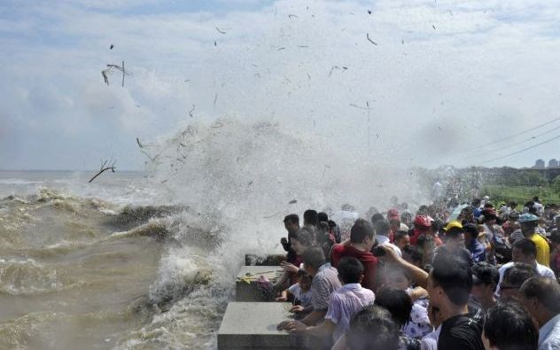 Foto in video: Ogromni plimski valovi pod seboj pokopali na stotine radovednežev