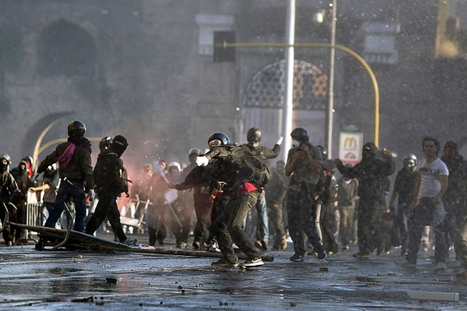 Izgredi v Rimu: Protestniki napadali cerkve