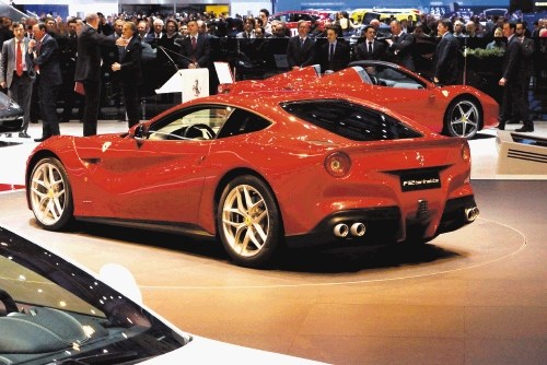 Ferrari F12 berlinetta – Naslednik modela 599 GTB ima 6,2-litrski motor V12 s 740 konji moči in 690 Nm navora, kar zadostuje...