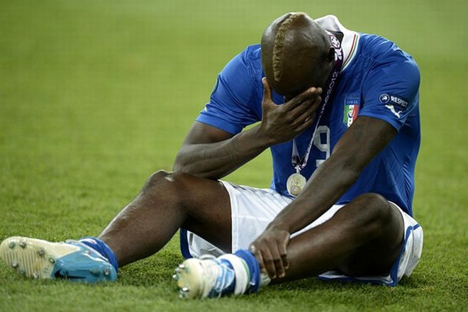 Potrti Balotelli po koncu finala obsedel na igrišču in jokal