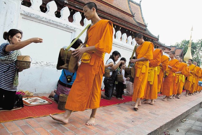 Luang Prebang, jutranja procesija darovanja hrane