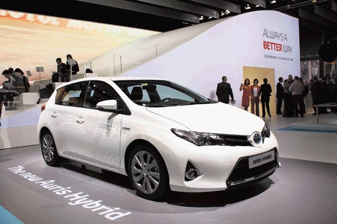 Toyota auris – Avto nižjega srednjega razreda je 30 milimetrov daljši (skupno meri 4,275 metra) od predhodnika, kljub enaki...