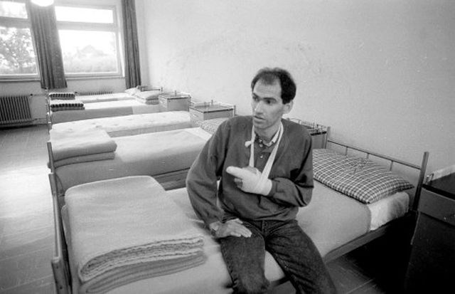 Ne prav dobrovoljni Janez Janša leta 1989 med pogovorom z novinarko Marjano Vončina v spalnici zapora na Igu Marjan Ciglič,...