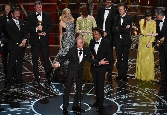 Glavni igralec Michael Keaton in režiser filma Birdman Alejandro G. Inarritu sprejmeta kipec za najboljši film. (Foto: AP) 