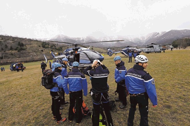 Reševalci so se zbrali na improviziranem letališču v bližini kraja Seyne-les-Alpes.  