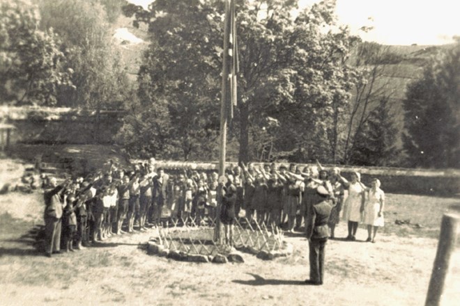 Apel in dvigovanje zastave v taborišču Kastl. Hrani: Muzej novejše zgodovine Celje  