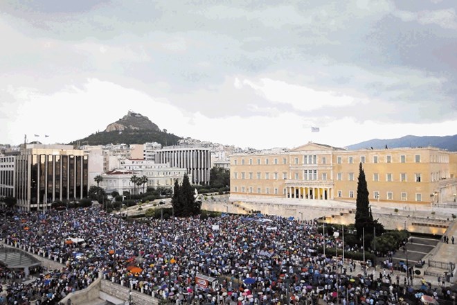 Na trgu Sintagma pred grškim parlamentom so se včeraj zbrali proevropski protestniki, predvsem privrženci opozicijskih...