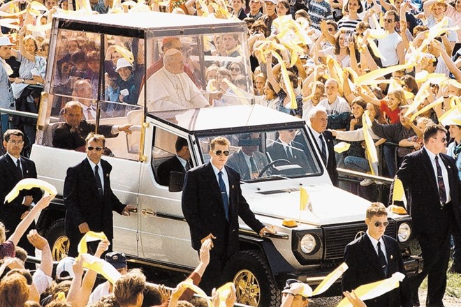 Papamobile, avtomobile za papeža, so skonstruirali tako, da je ta na obiskih po svetu viden množicam, obenem pa zaščiten za...