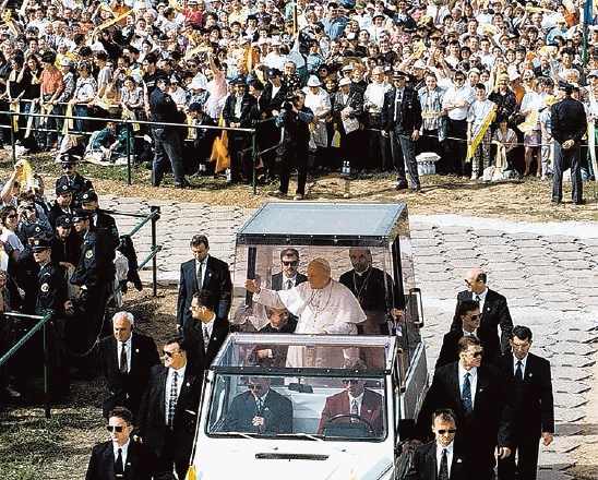 Papamobil, vozilo za prevoz papeža, skrbi za njegovo varnost in omogoča ljudem, da ga na potovanjih dobro vidijo