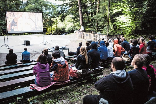 Sredi pohorskega gozda v Rušah se razprostira izjemno polkrožno letno gledališče, ki od lani gosti tudi letni kino. 