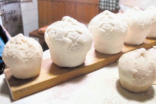 Tradicionalni sir trnič danes na Veliki planini izdeluje le še pastir Peter. 