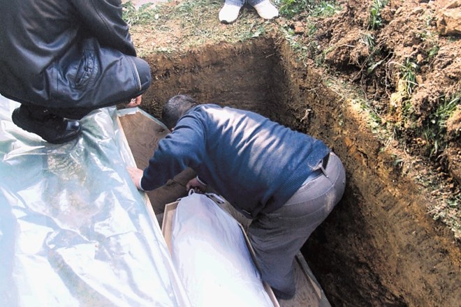 Pokop po muslimanski tradiciji v enem od manjših krajev v Bosni in Hercegovini. Truplo pokojnika ovijejo v belo rjuho in ga...
