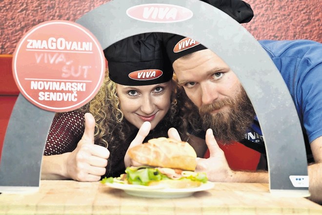 Predstavnika Dnevnika Andreja Podlogar in Anže Furlan ob zmagovalnem sendviču, ki sta ga poimenovala Viva šut. 