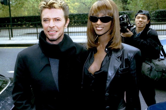 Bowie z ženo Iman ob prihodu na podelitev nagrad "Q", 1995.  