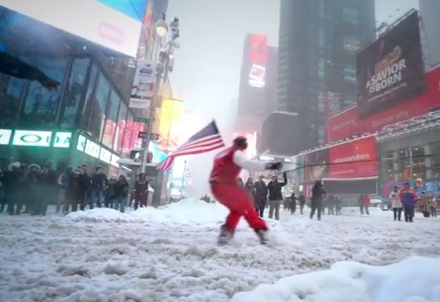 Casey Neitstat je v osrčju New Yorka s pomočjo avtomobila deskal po snegu. (Foto: youtube) 