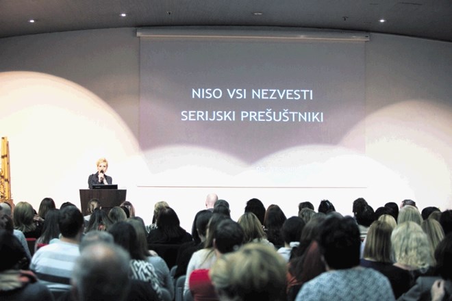 Veronika Podgoršek med predavanjem o nezvestobi