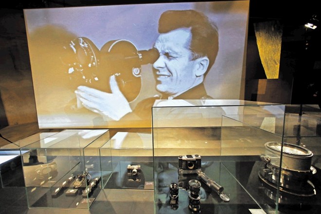 Kozmonavt German Titov s prvo filmsko kamero, ki je planet Zemljo posnela iz vesolja.