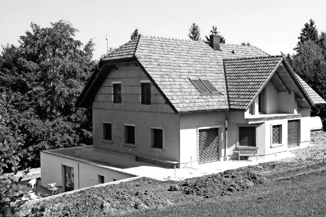Prej in pozneje: hiša je opremljena z naravnimi materiali.
